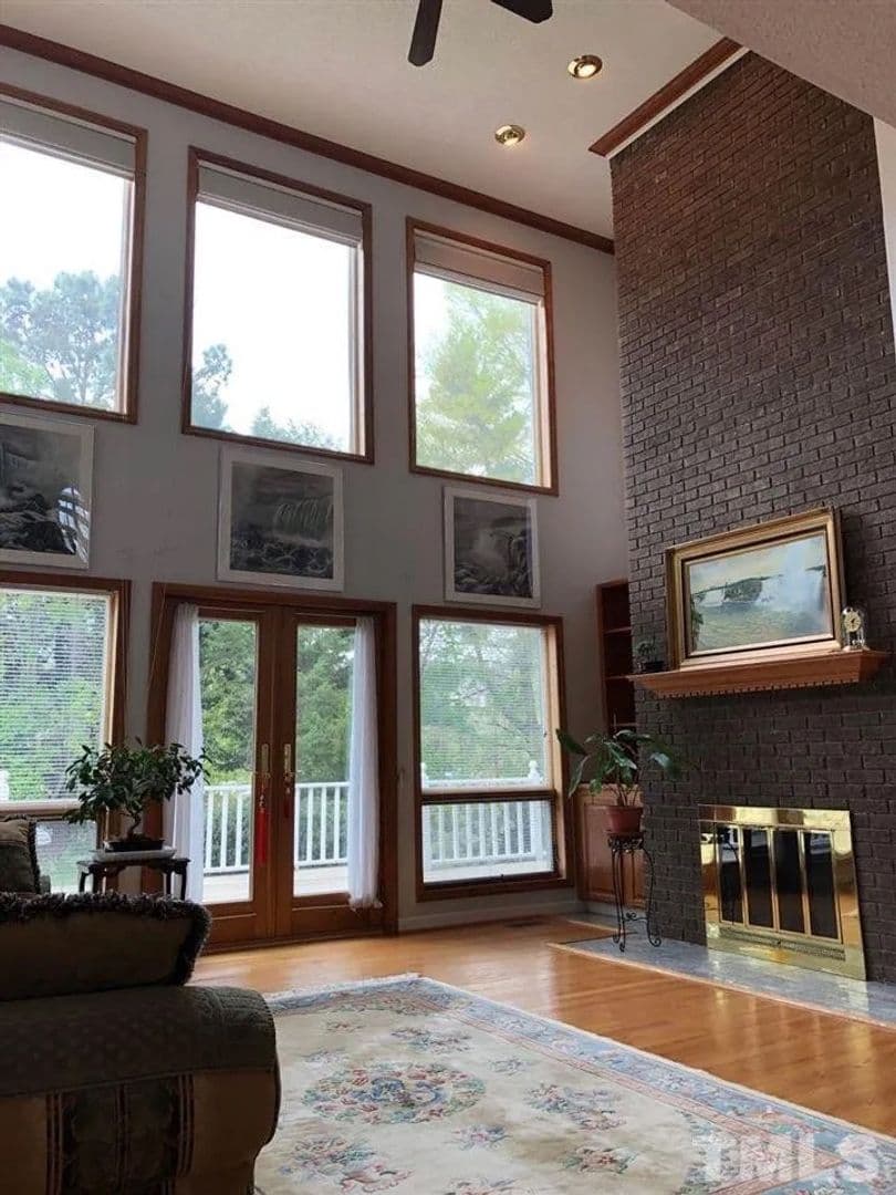 Apex House: 1010 Kingsway Dr