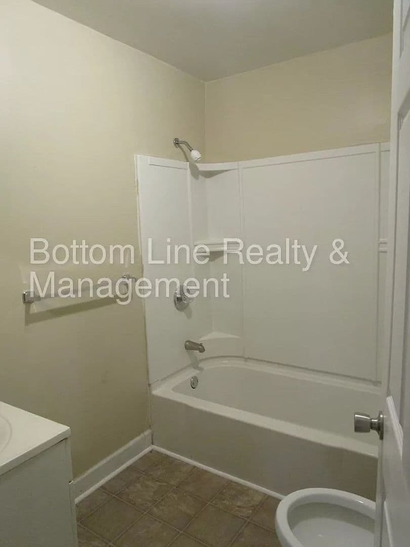 Charlotte House: 3912 Plainview Rd