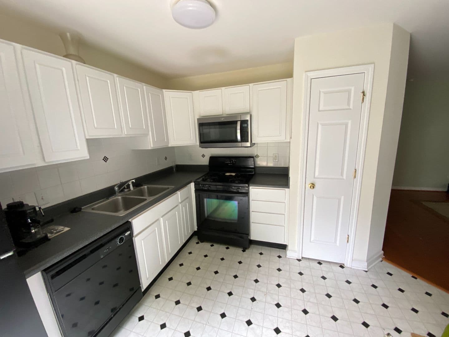 Raleigh House: 3011 #106 Barrymore St