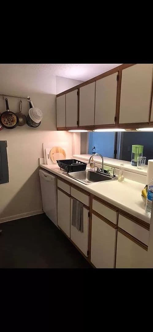 Raleigh House: 1220 University Ct