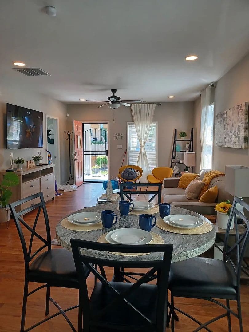 Atlanta House: 956 Mayson Turner Rd NW