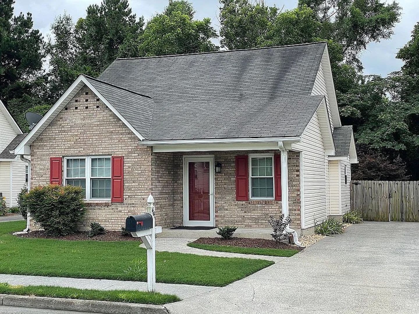 Cartersville House: 44 Pointe N Dr