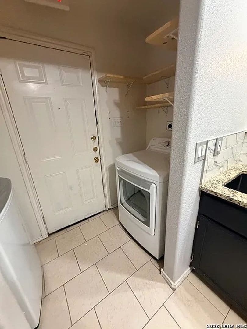 San Antonio House: 6131 Lake Victoria St