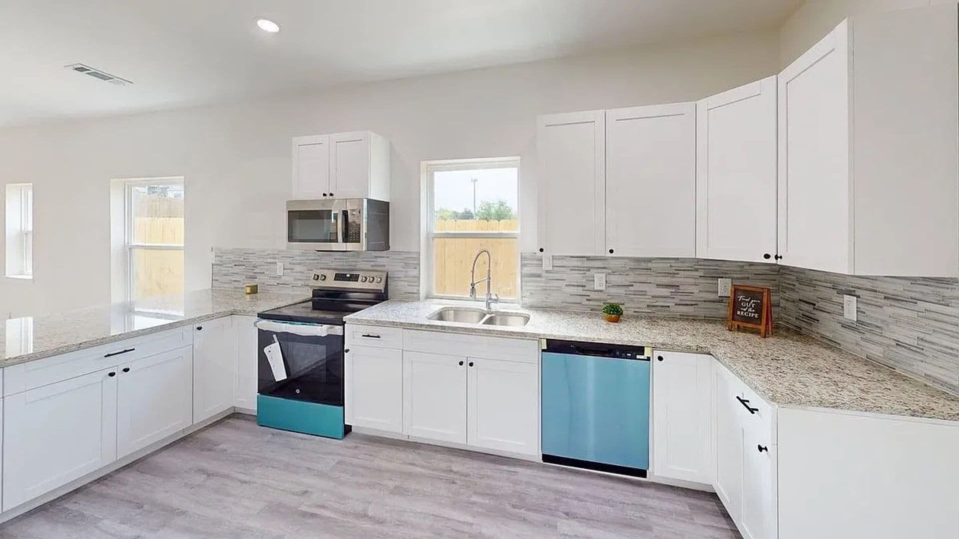 Dallas House: 6702 S Lancaster Rd