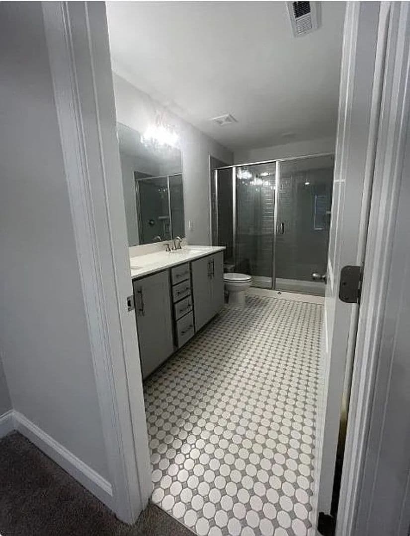 Apex House: 330 Old Grove Ln