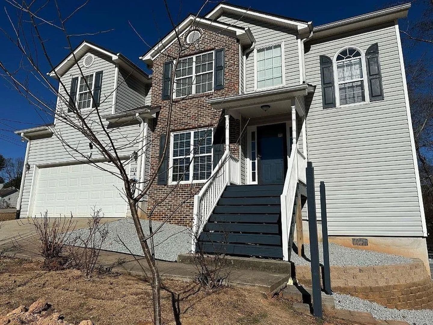 Grayson House: 1261 Lakeview Rd