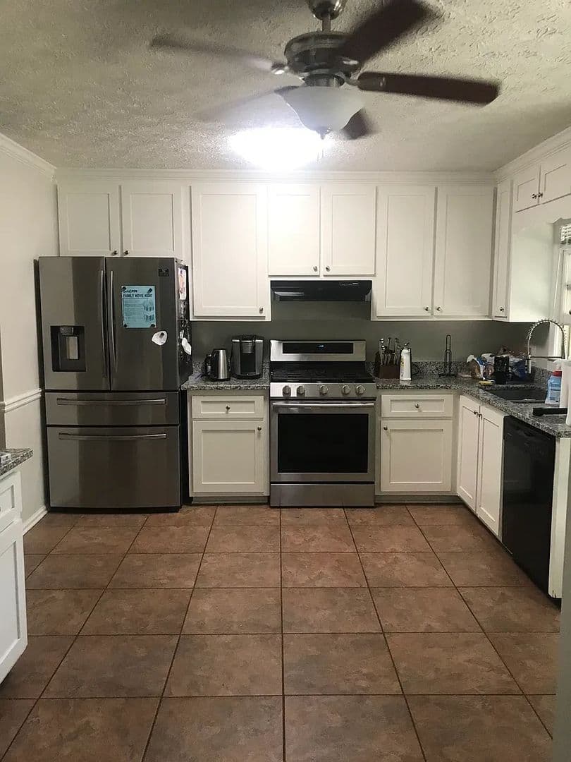 Kennesaw House: 3250 Stoney Acres Dr NW