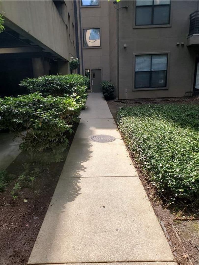 Atlanta House: 400 17th St NW