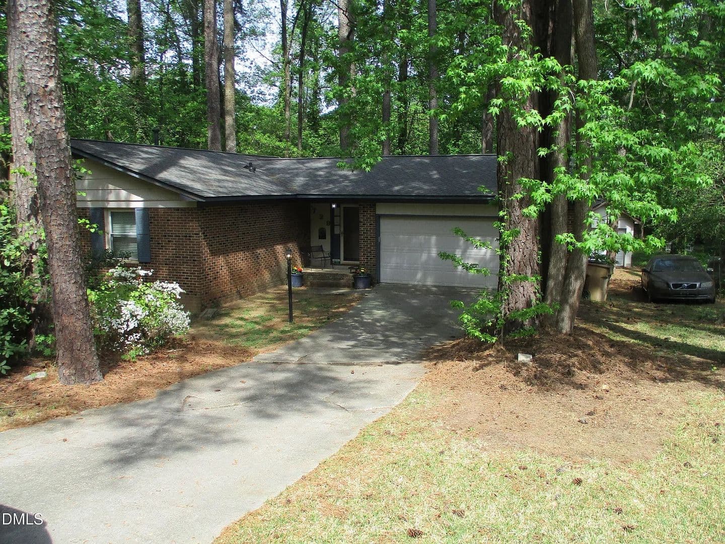 Raleigh House: 729 Ravel St