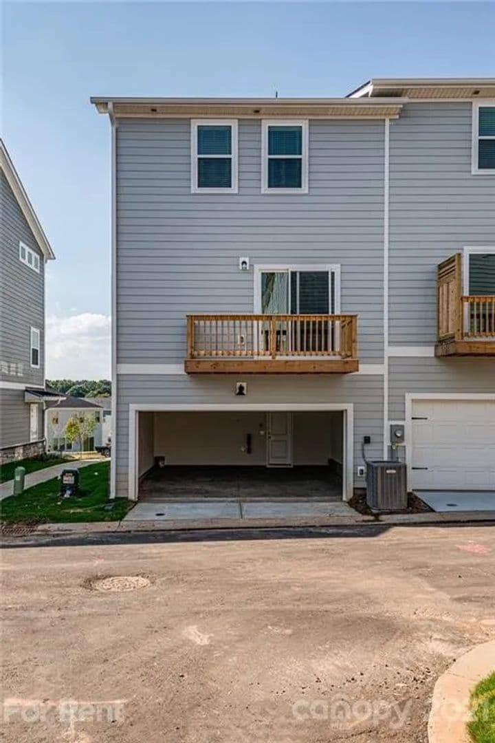 Charlotte House: 2022 Tears Ln