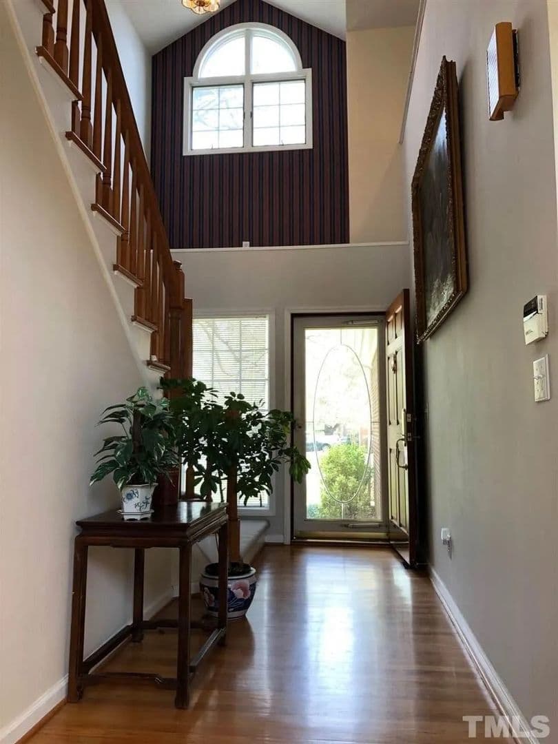 Apex House: 1010 Kingsway Dr