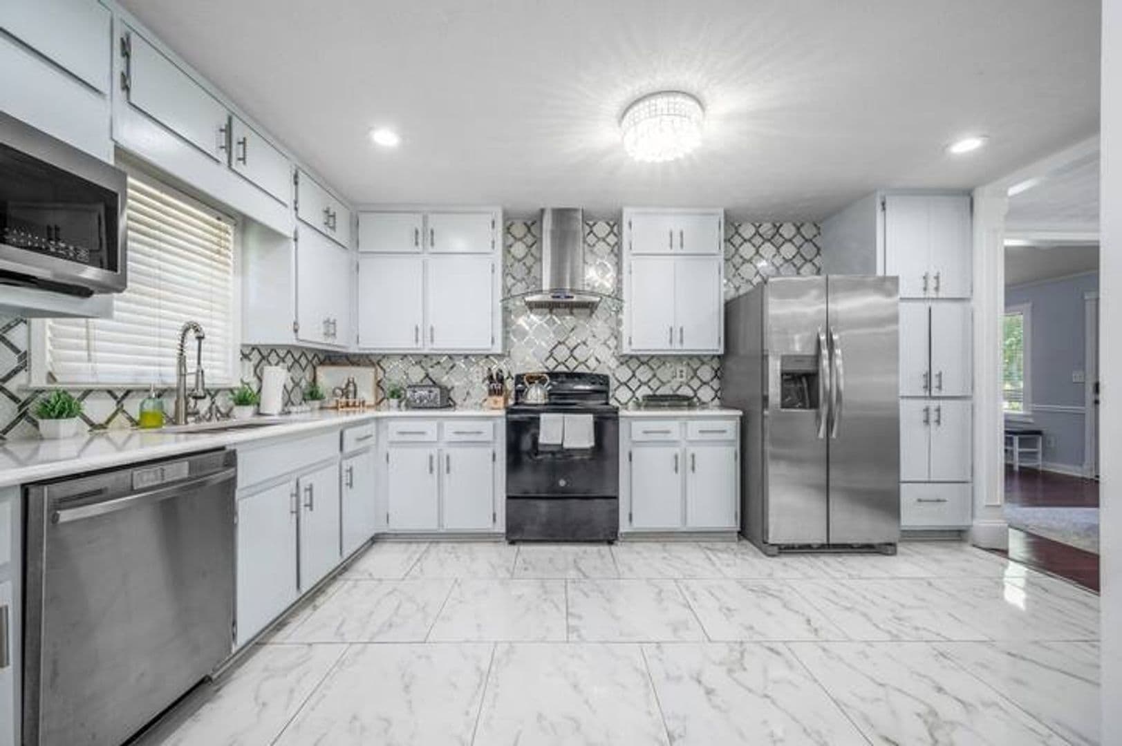 Lilburn House: 493 Greg Dr SW