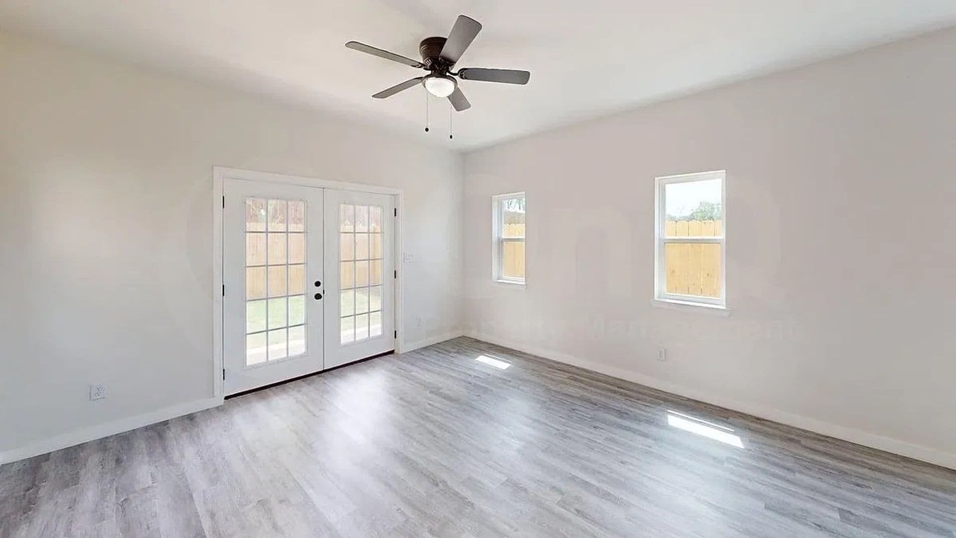 Dallas House: 6702 S Lancaster Rd