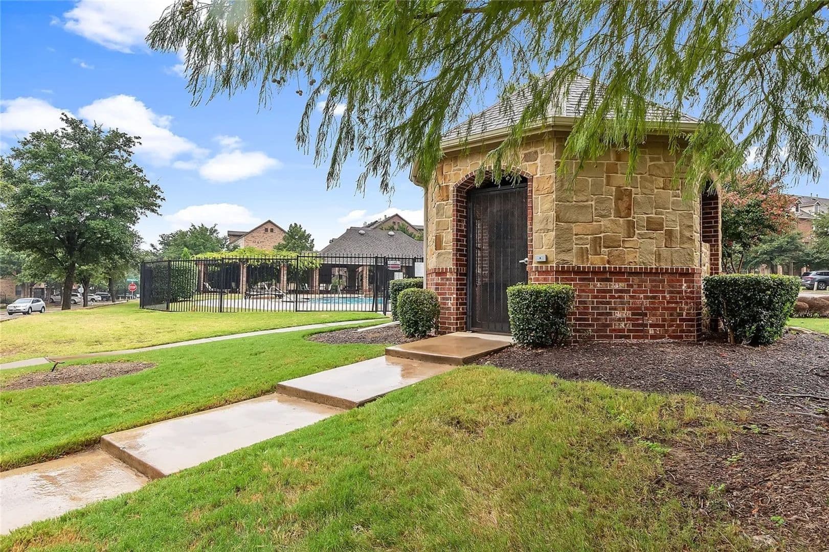 Irving House: 1347 Chase Ln