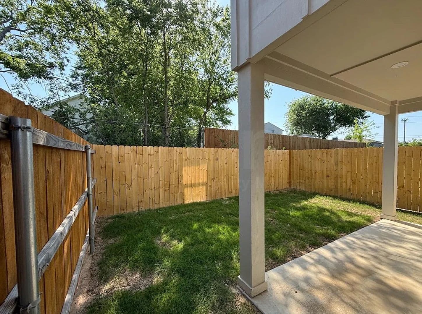 Dallas House: 6702 S Lancaster Rd