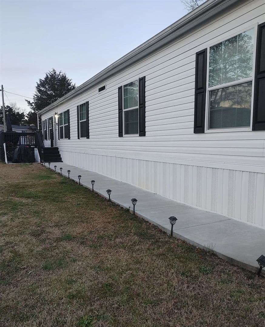 McDonough House: 379 Robin Ln