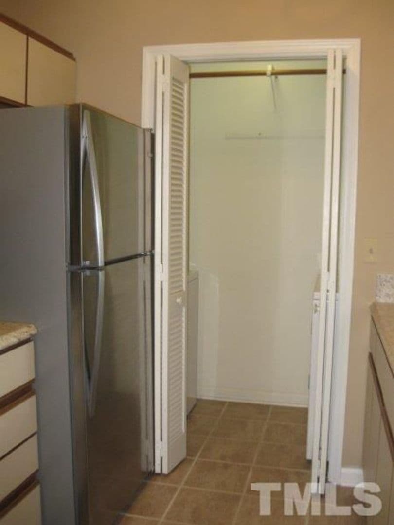 Raleigh House: 6111 Sunpointe Dr