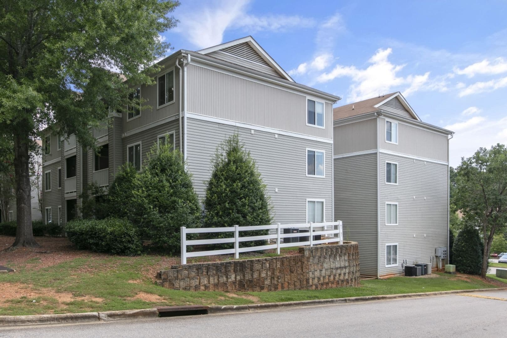 Raleigh House: 1251 #002 University Ct