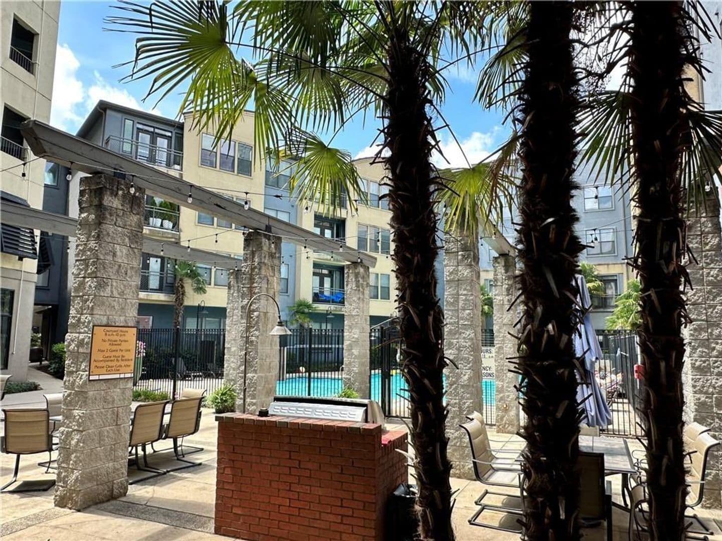 Atlanta House: 400 17th St NW
