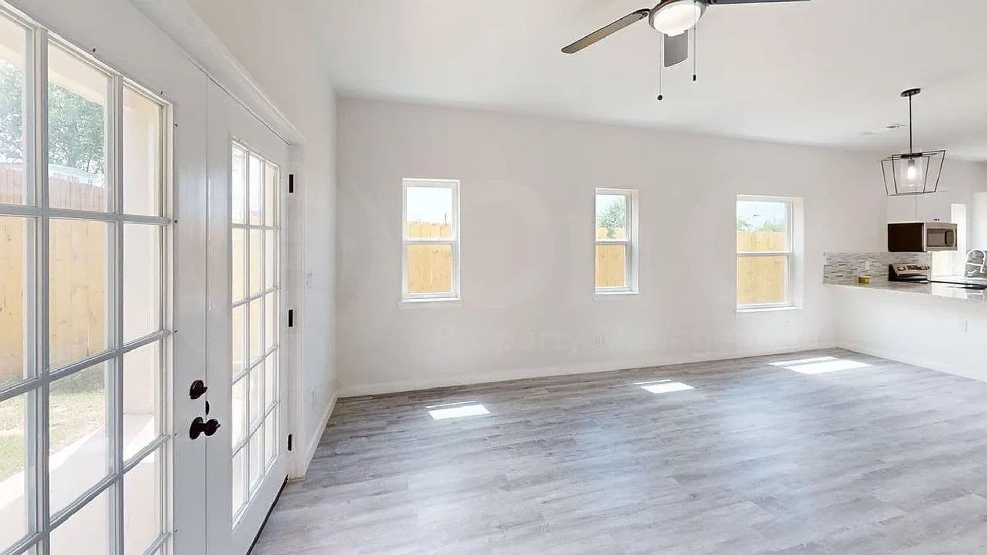 Dallas House: 6702 S Lancaster Rd