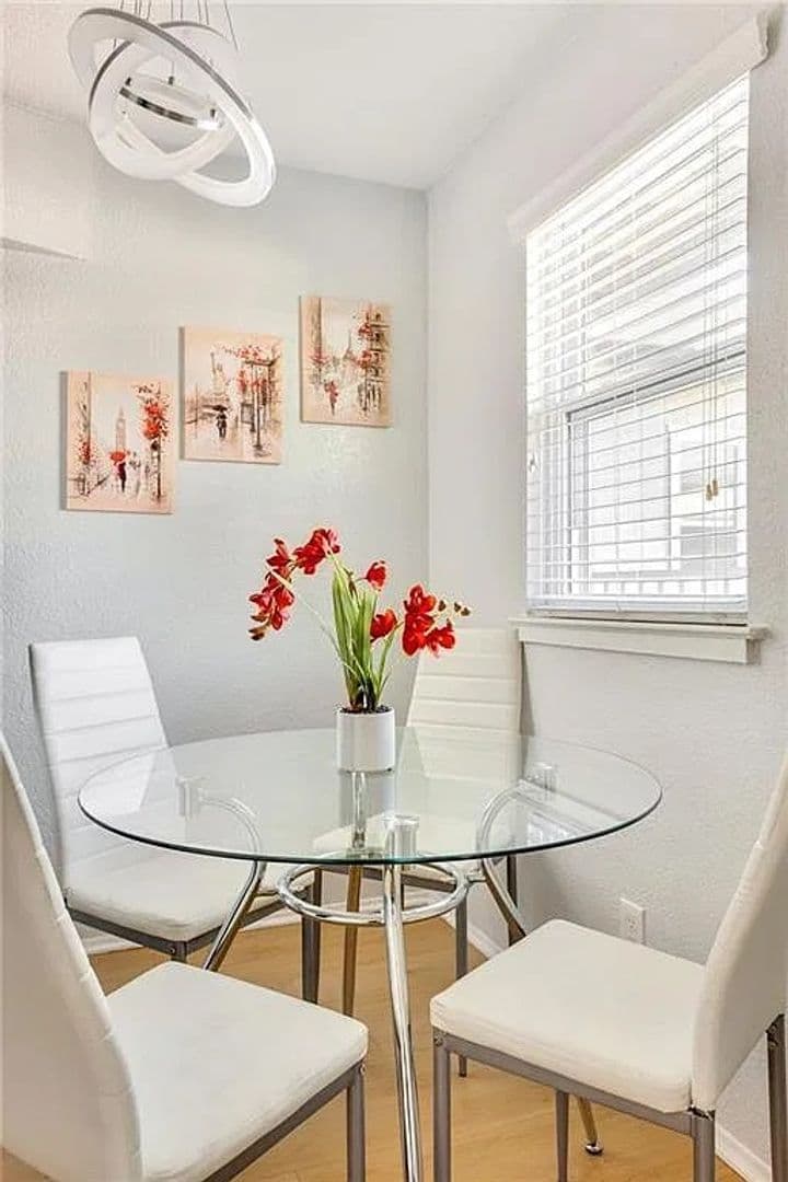 Austin House: 2401 Manor Rd