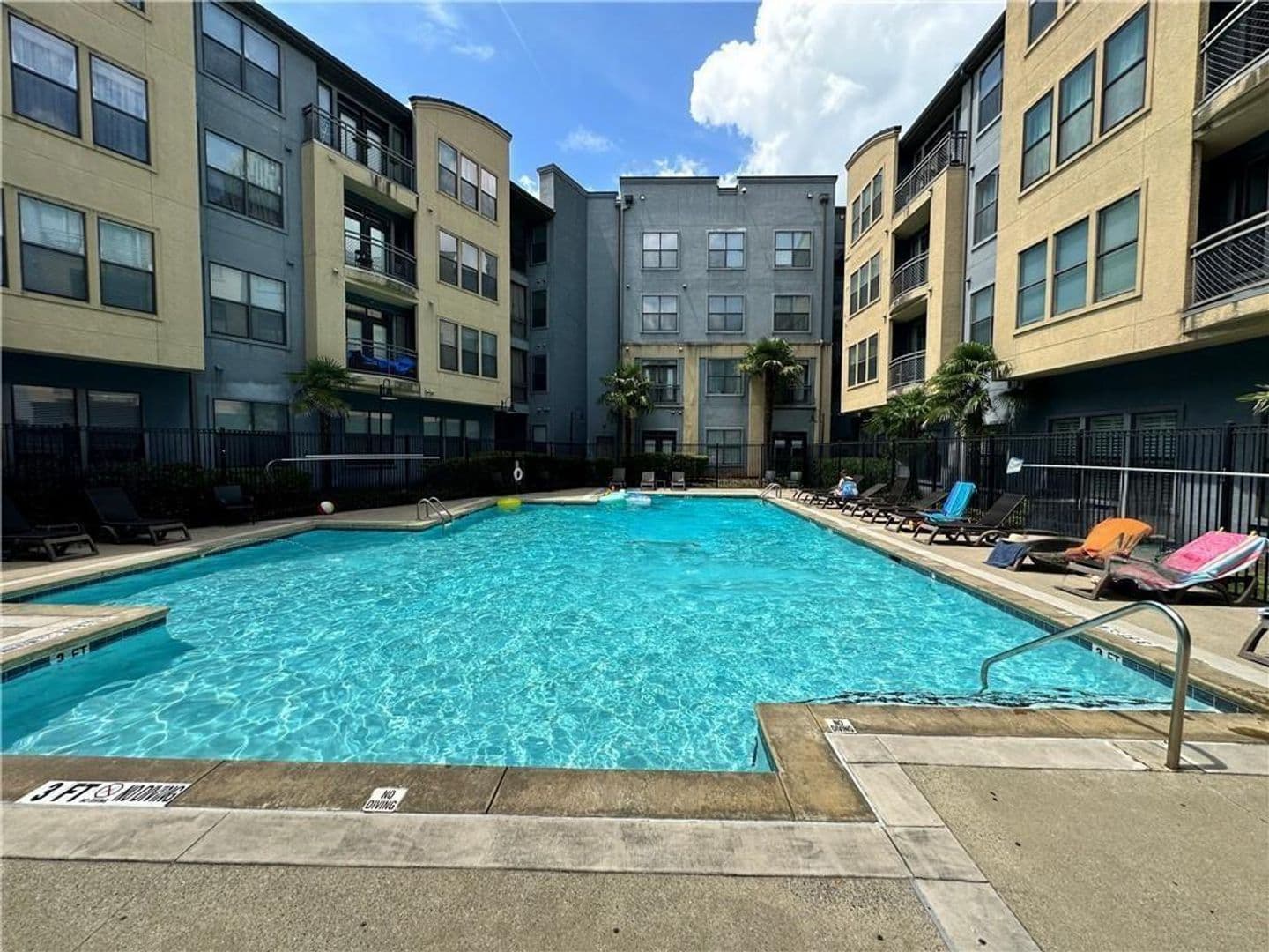 Atlanta House: 400 17th St NW