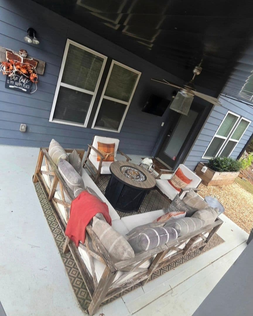 Braselton House: 218 Woodley Ct