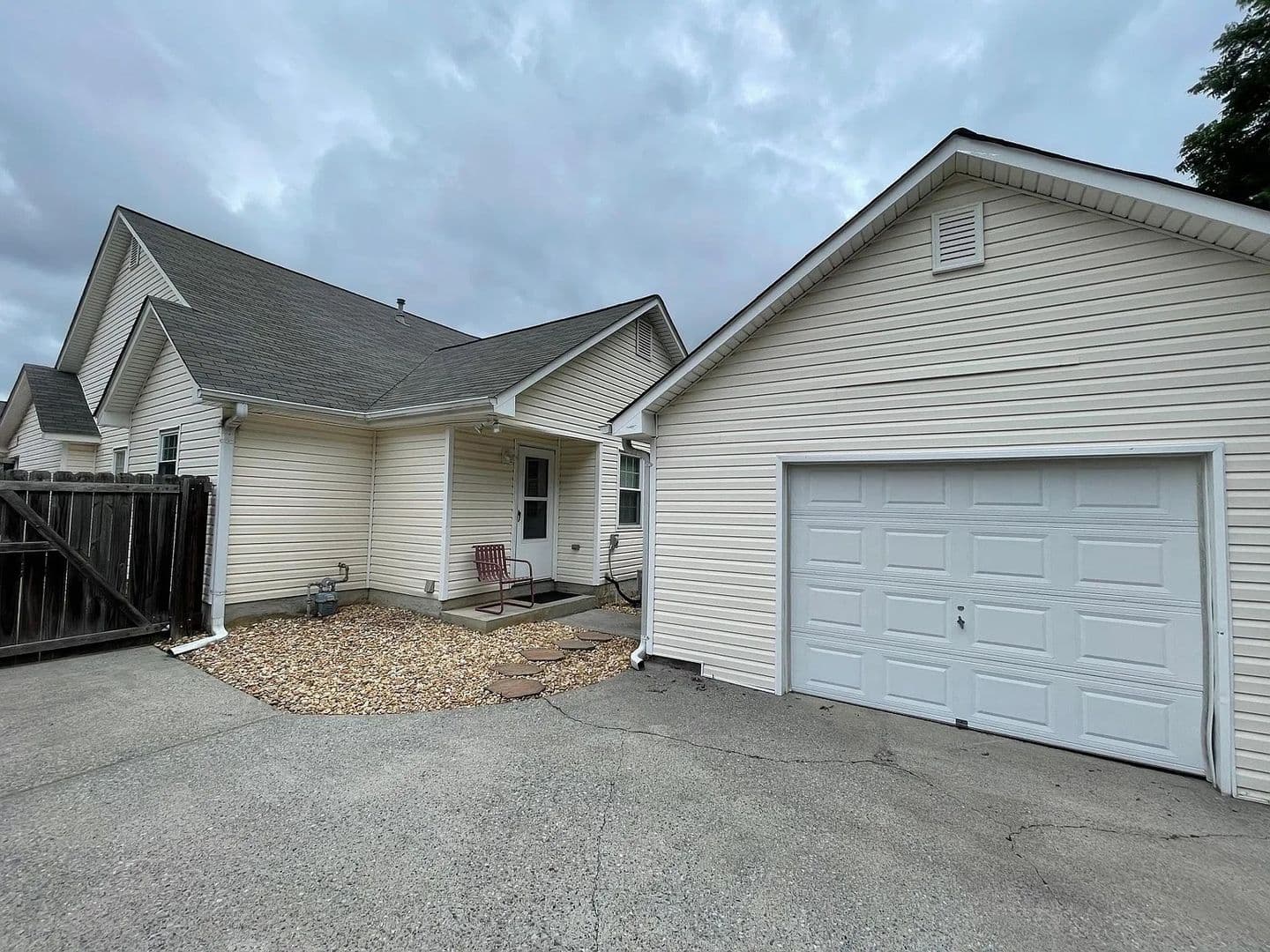 Cartersville House: 44 Pointe N Dr