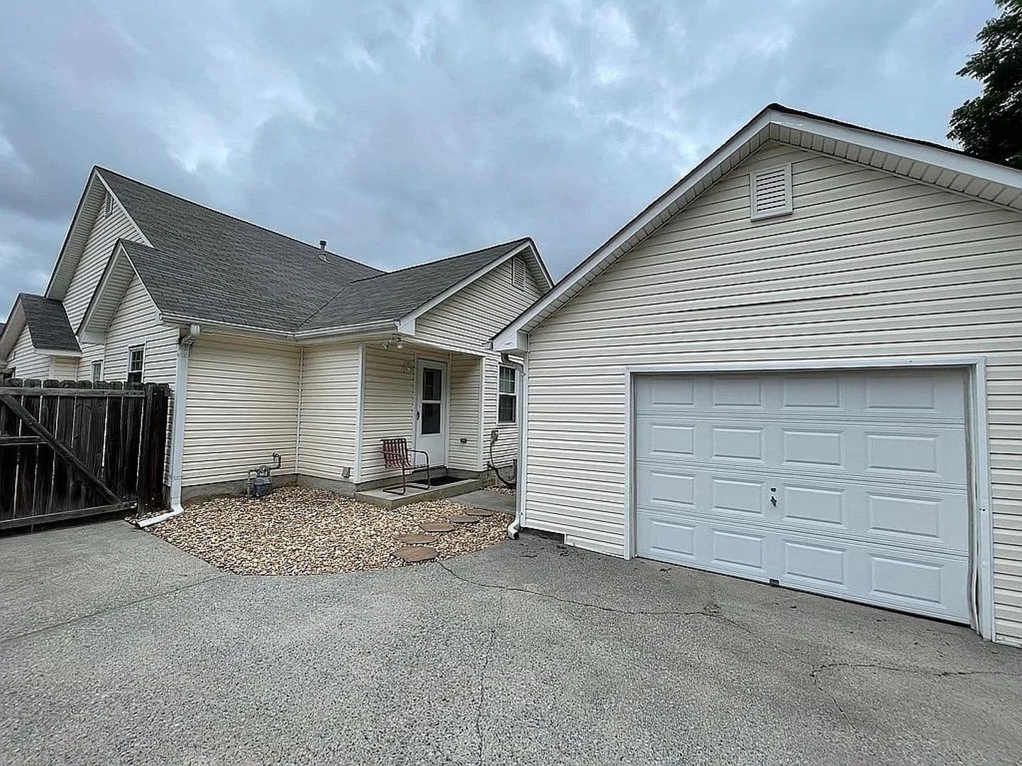 Cartersville House: 44 Pointe N Dr