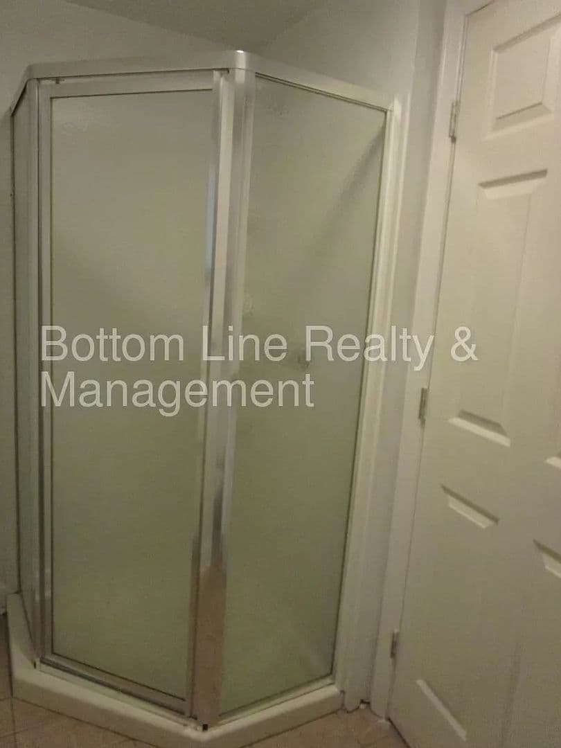 Charlotte House: 3912 Plainview Rd