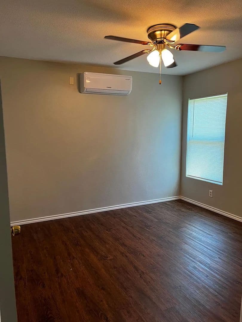San Antonio House: 543 Congress Ave
