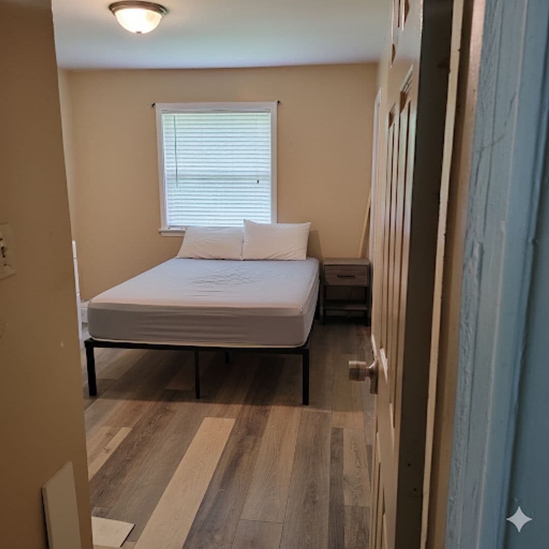 Charlotte House: 2321 Longleaf Dr