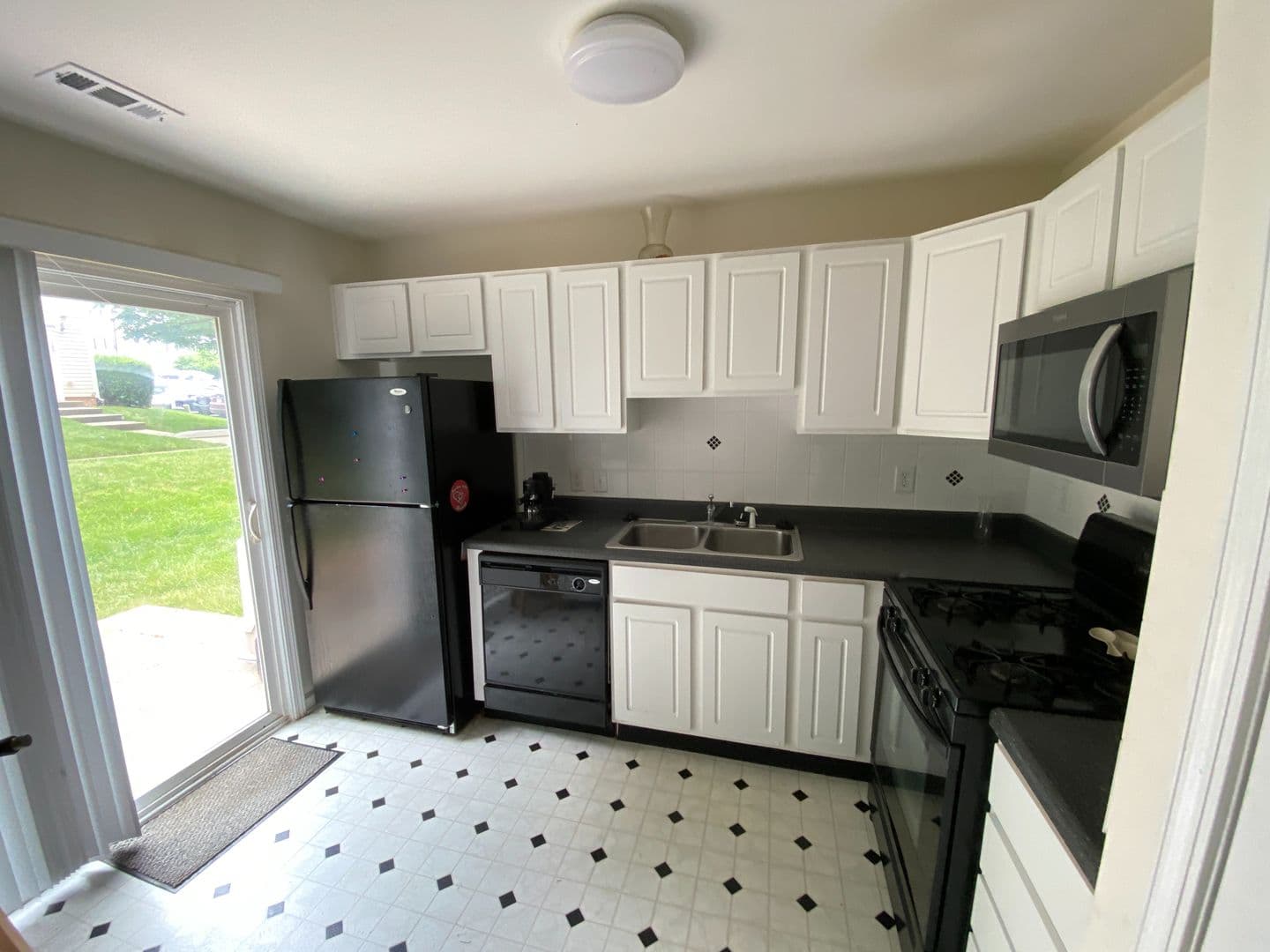 Raleigh House: 3011 #106 Barrymore St