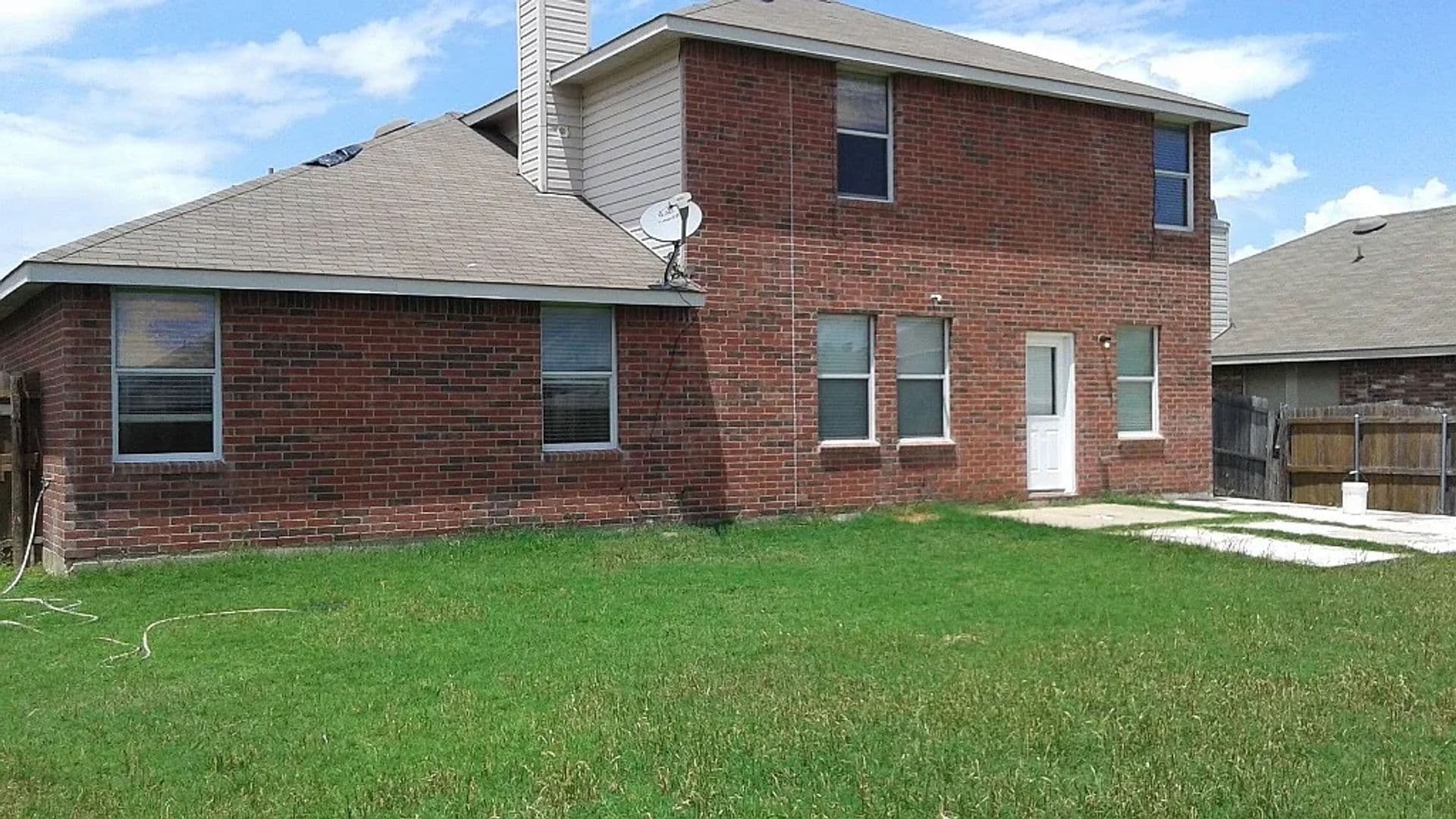 Grand Prairie House: 2021 W Grove Ln