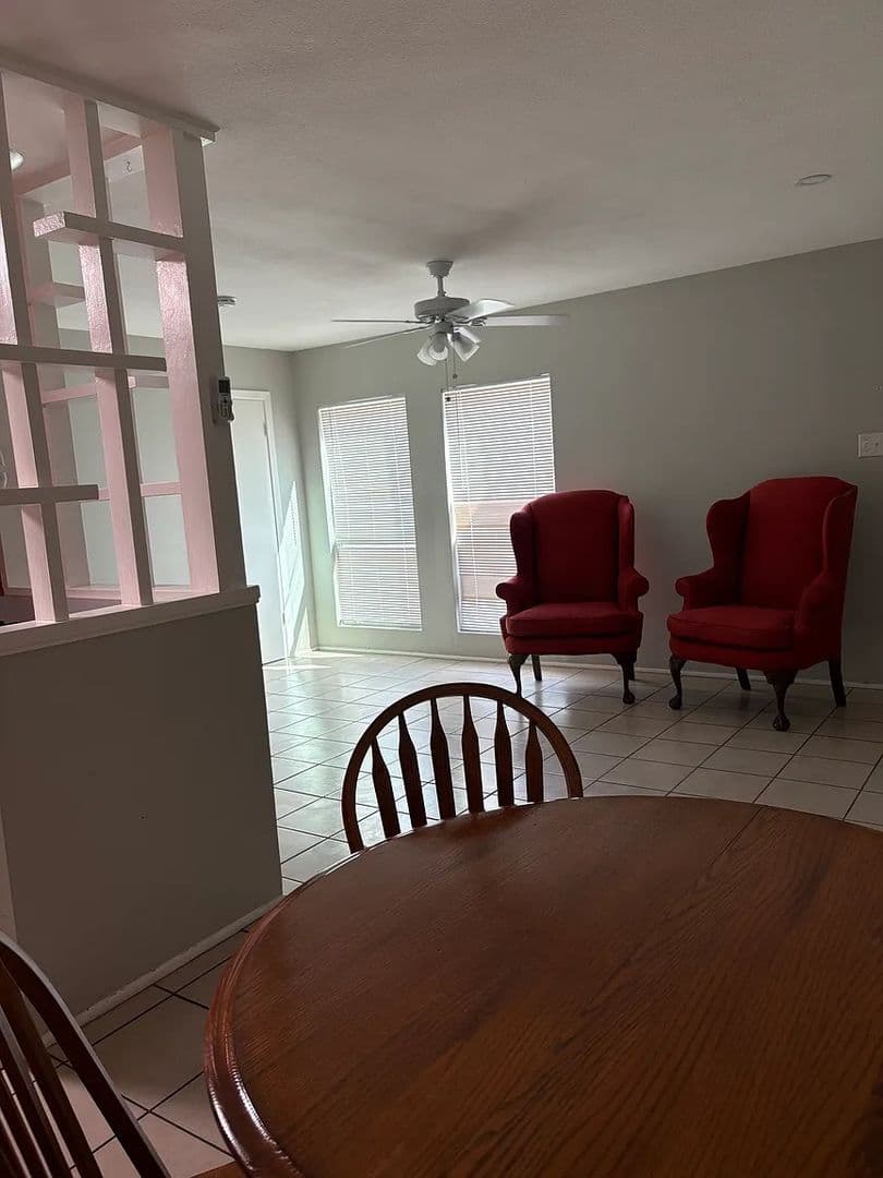 San Antonio House: 543 Congress Ave