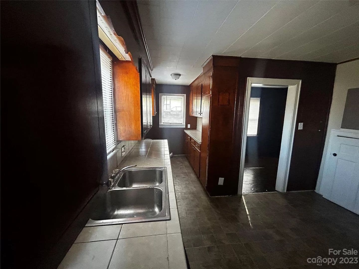 Charlotte House: 2517 Crispin Ave