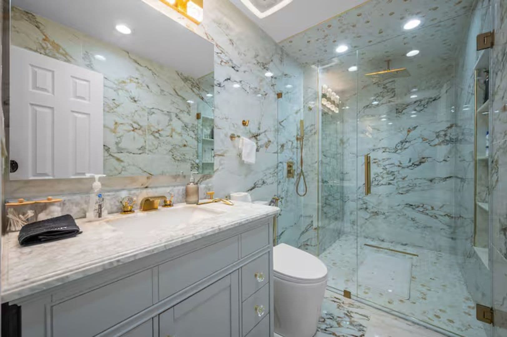 Lilburn House: 493 Greg Dr SW