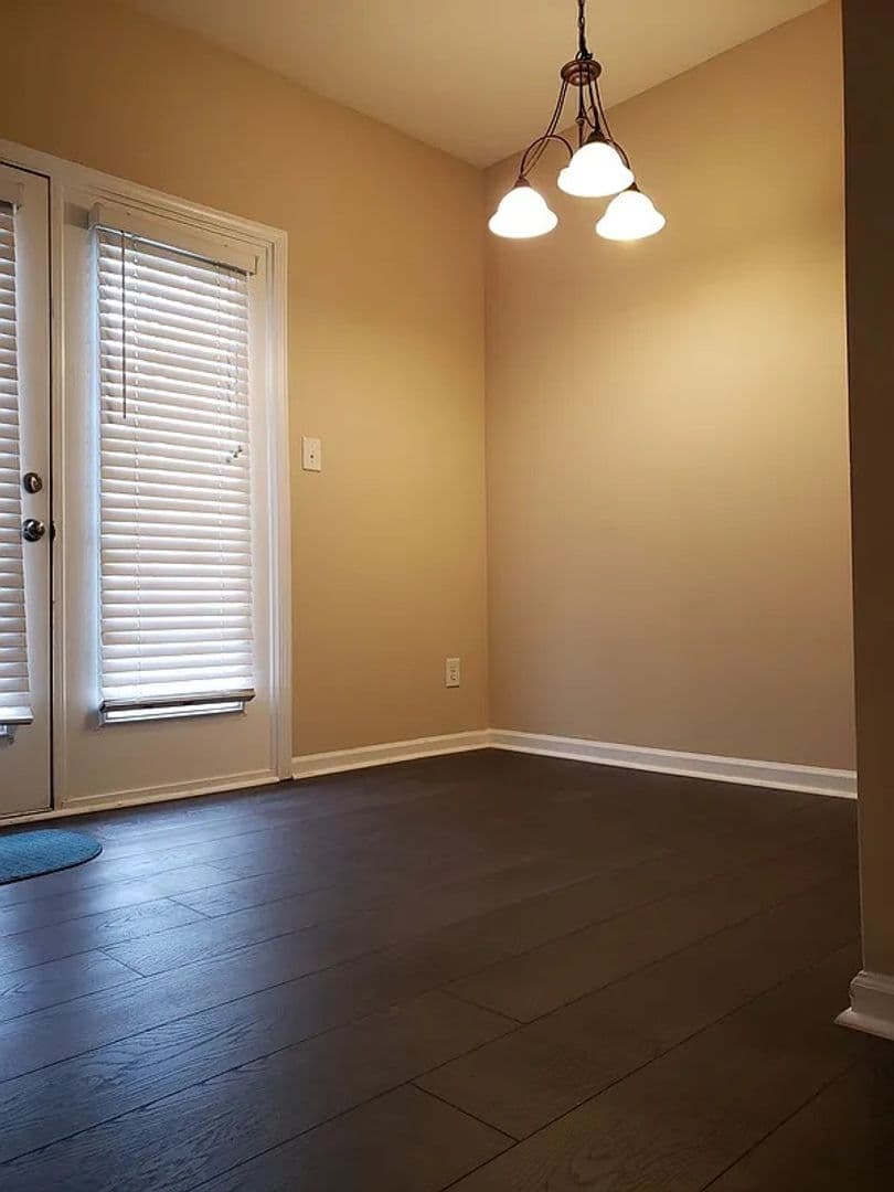 Charlotte House: 10318 McGoogan Ln