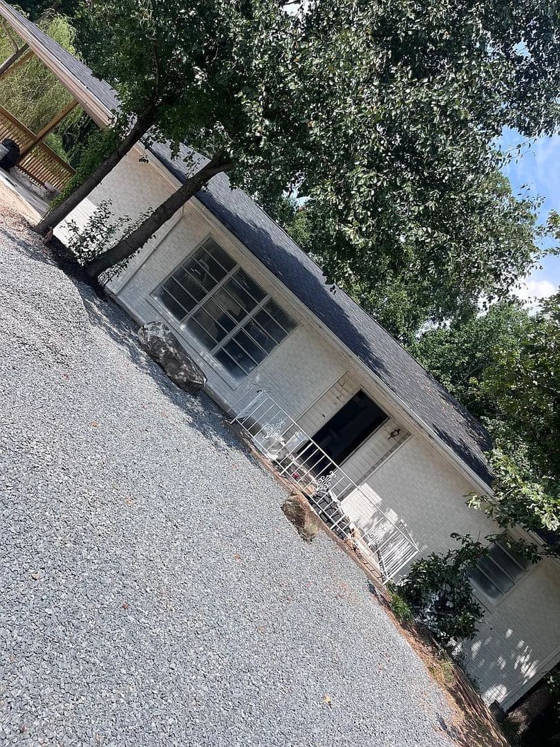 Gastonia House: 312 Davis Park Rd