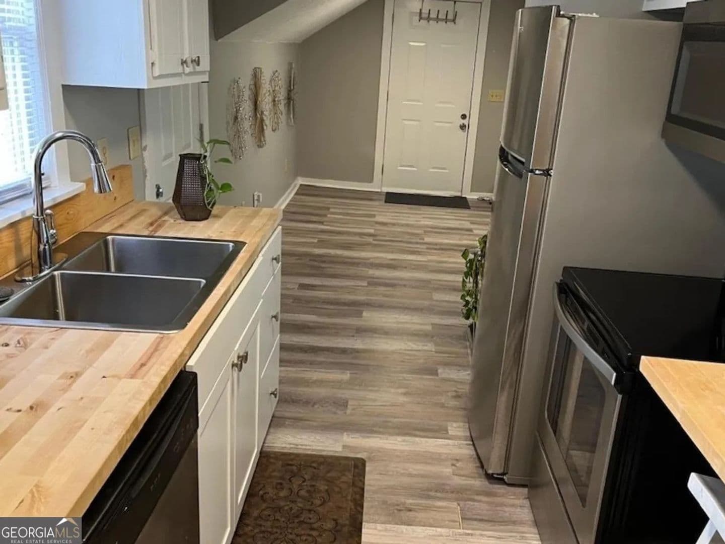Douglasville House: 6787 W Strickland St