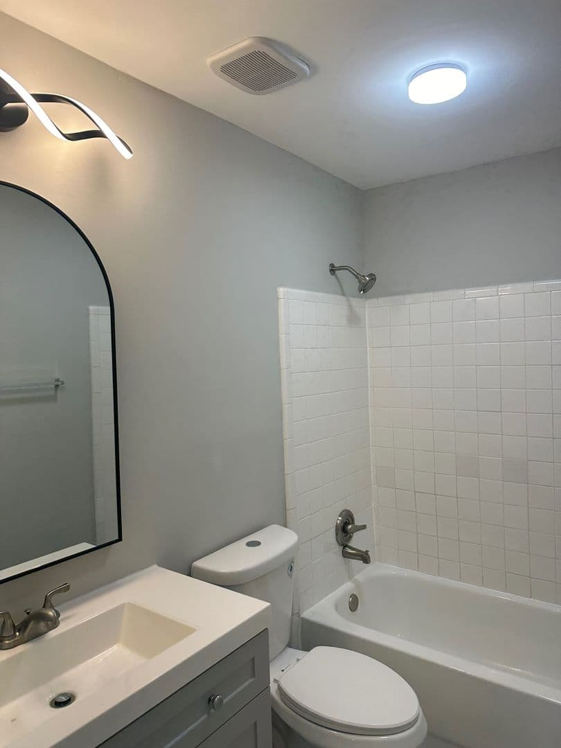 Atlanta House: 9400 Roberts Dr