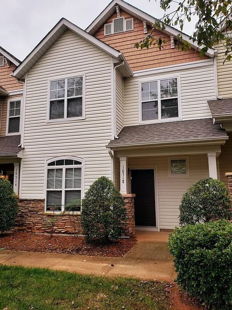 Charlotte House: 10318 McGoogan Ln