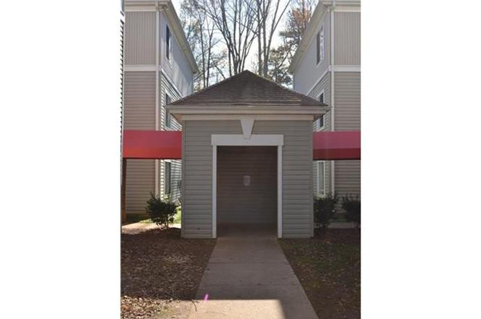 Raleigh House: 1431 Collegiate Cir