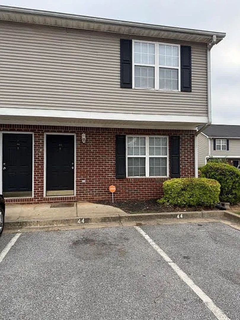 Cartersville House: 44 Pointe Place Dr