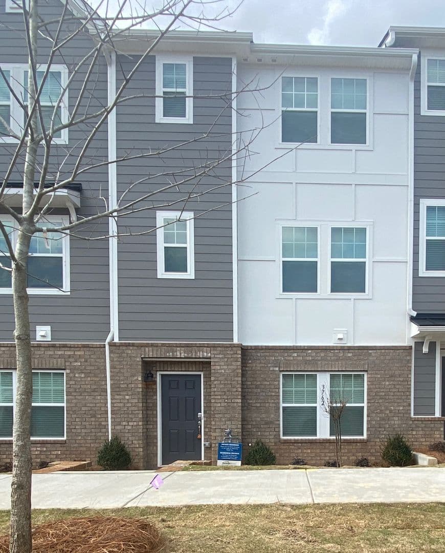 Charlotte House: 3762 Memorial Pkwy