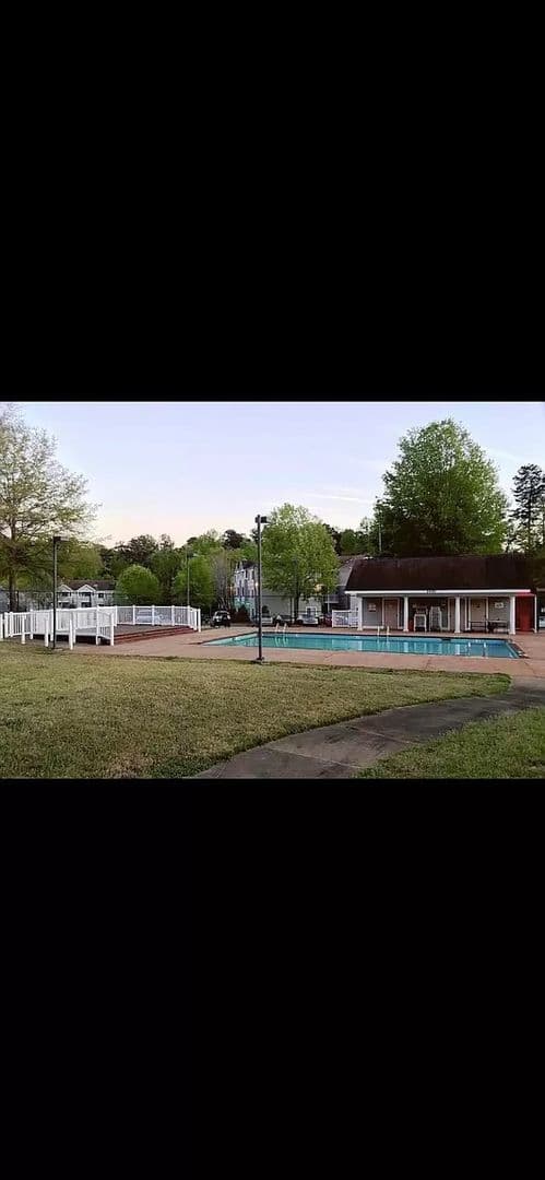 Raleigh House: 1220 University Ct