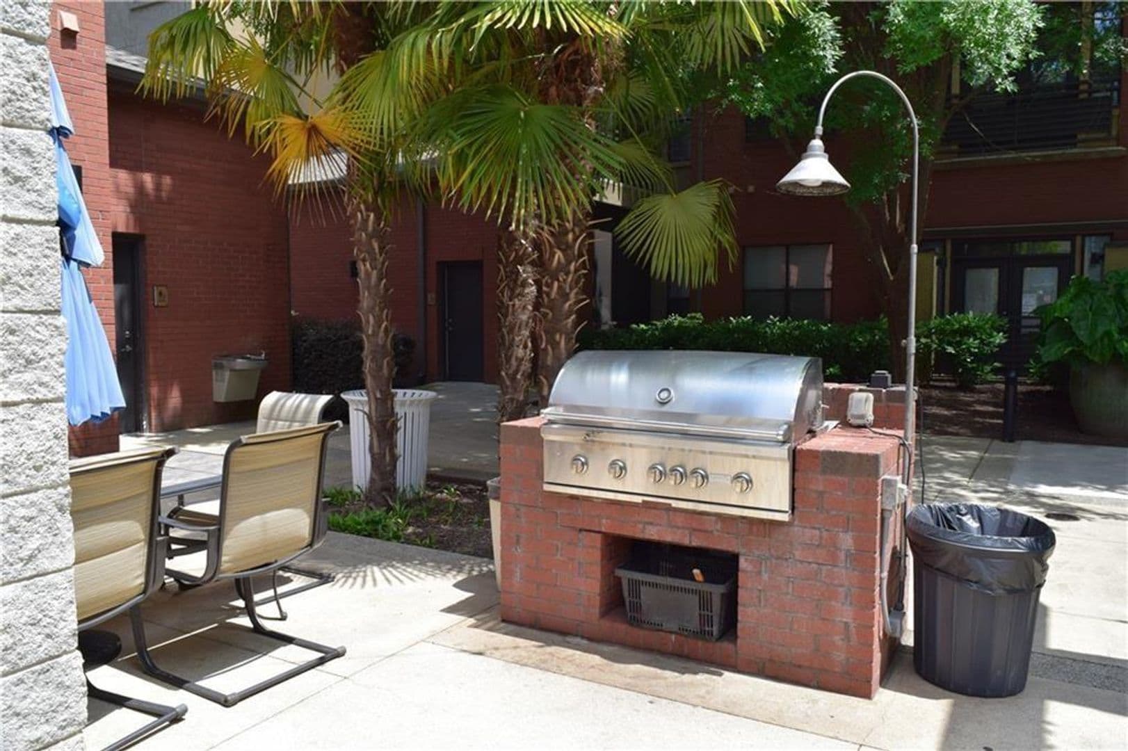 Atlanta House: 400 17th St NW