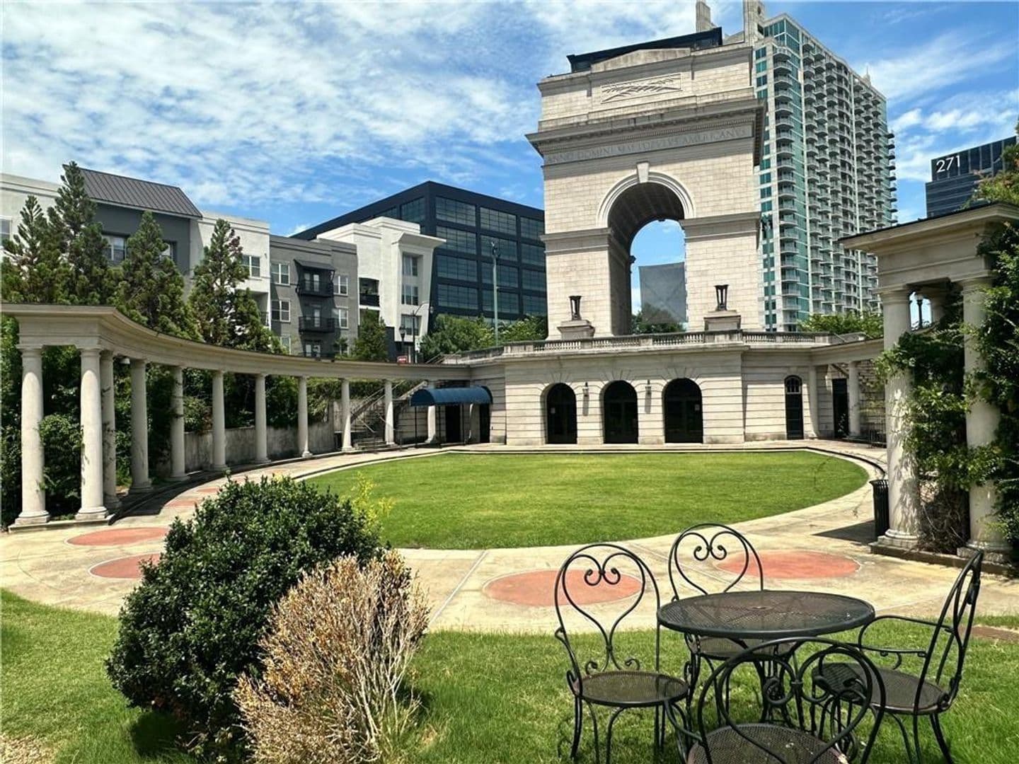Atlanta House: 400 17th St NW
