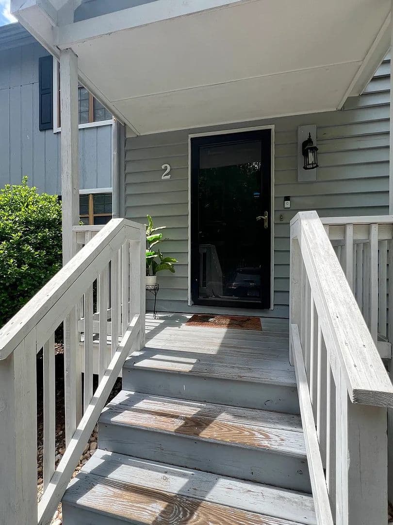 Durham House: 2 Willow Bridge Dr