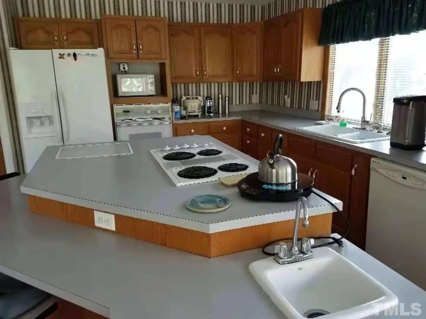 Apex House: 1010 Kingsway Dr